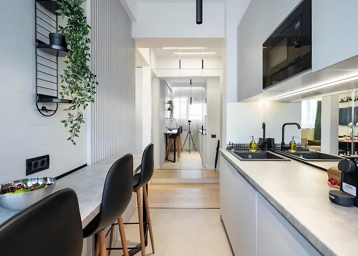 - Center 1br With Private Balcony Apartmán