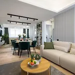 Apartamento - Center 1br With Private Balcony *