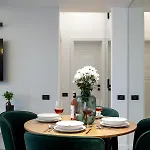 - Center 1br With Private Balcony Apartamento