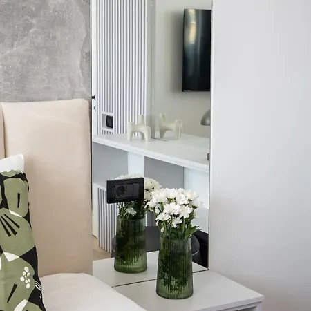 - Center 1br With Private Balcony Bucarest