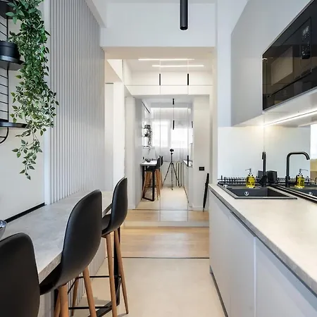 - Center 1br With Private Balcony Apartman