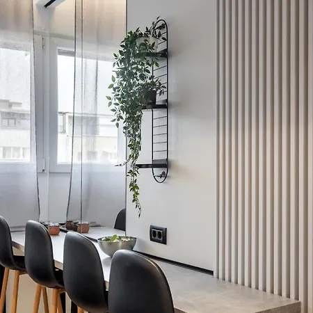 - Center 1br With Private Balcony * Bucarest