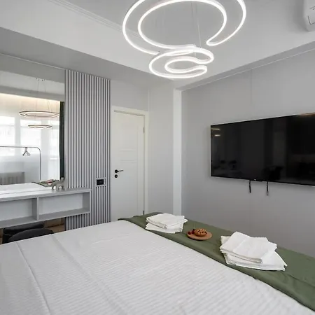 - Center 1br With Private Balcony Bucarest