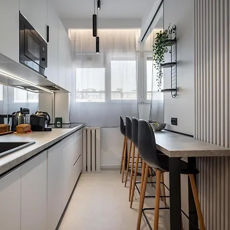 - Center 1br With Private Balcony * 布加勒斯特