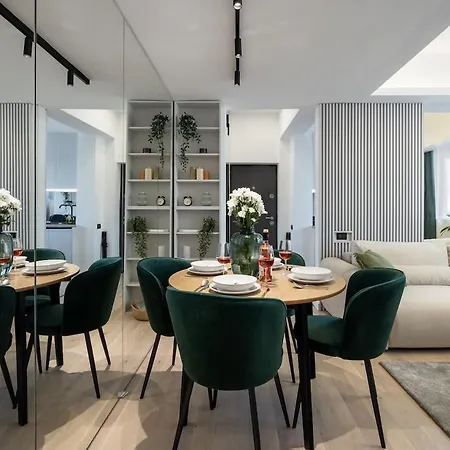 - Center 1br With Private Balcony 布加勒斯特