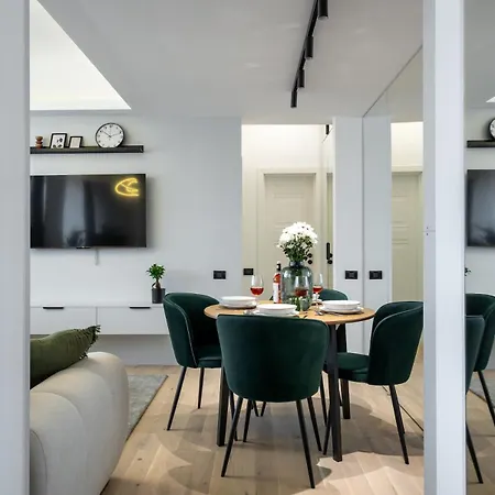 - Center 1br With Private Balcony * 布加勒斯特