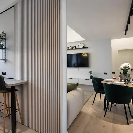 - Center 1br With Private Balcony 公寓 *