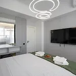 - Center 1br With Private Balcony Bukarest