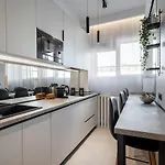 - Center 1br With Private Balcony * Bukarest