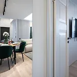 - Center 1br With Private Balcony Lägenhet *
