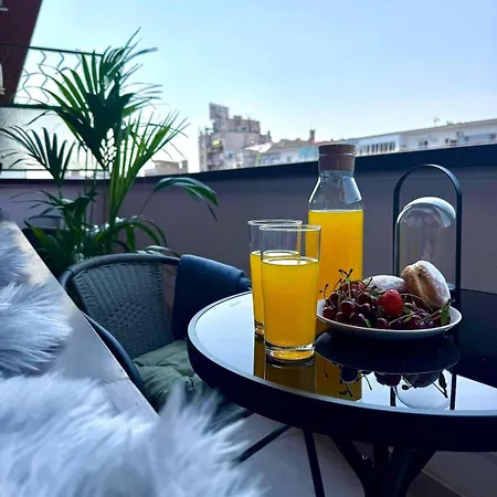 Апартаменты - Center 1br With Private Balcony