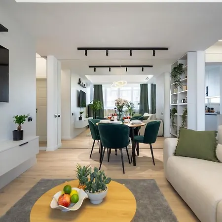 - Center 1br With Private Balcony Bukarest