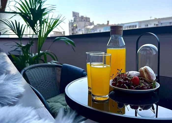 Apartment - Center 1br With Private Balcony