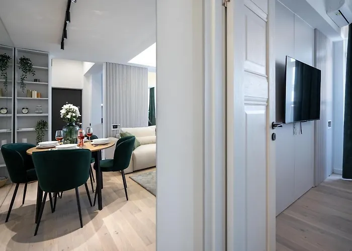 - Center 1br With Private Balcony Apartment *