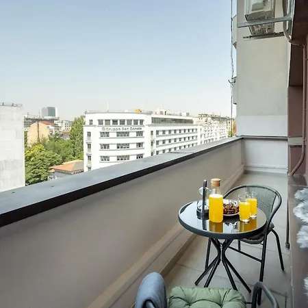 - Center 1br With Private Balcony Daire Bükreş