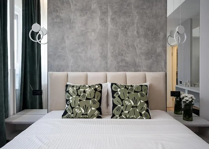 Апартаменты - Center 1br With Private Balcony