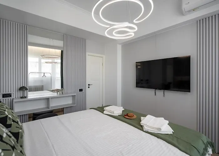 - Center 1br With Private Balcony Бухарест